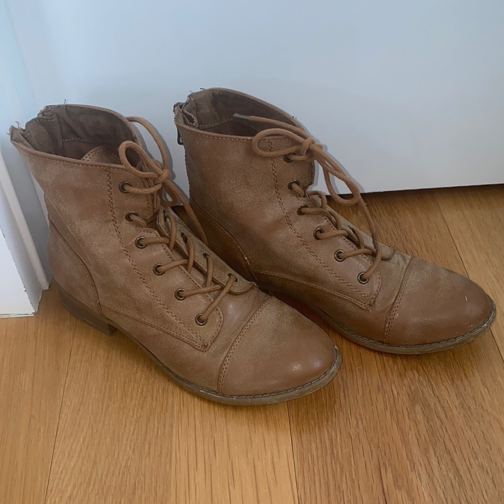 Guess combat boots. Light brown size 7